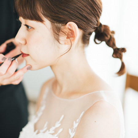 ヘアスタイルも、シンプルなドレスと合わせれば自由自在