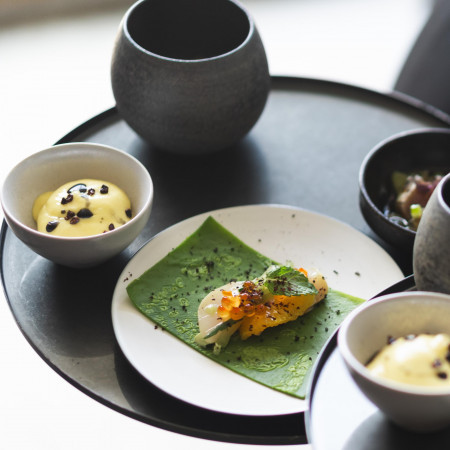 お好きな順番で楽しく召し上がって欲しいから、前菜は一気にご提供しています。「これどうやって食べるんですかね？」みたいな会話から始まる何気ない笑顔が、思い出になります。