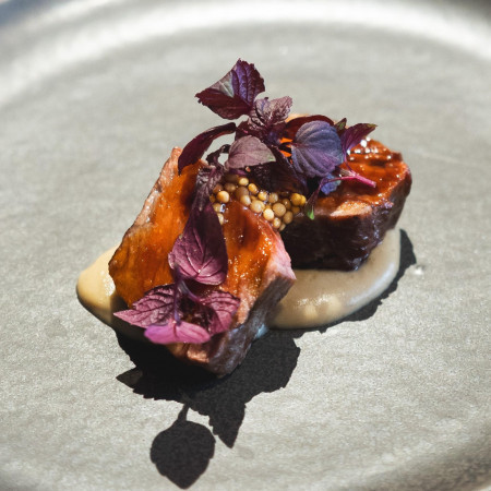 饗宴～会話が生まれる料理。メニュー表に料理名は載せません。食材のリストから次はどんな料理が出てくるか想像してみてください。その料理が運ばれてきたとき、歓声があがることも！