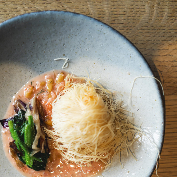 こだわりの美食をゲストと一緒に囲んで