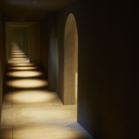 「人生の道」（挙式会場へと続く道のこと）生まれてから今までの人生、そしてこれからの未来へと続く道を表しています。挙式当日は、想いを胸にゆっくり ゆっくりと歩いてください。|IWAI OMOTESANDO(イワイ オモテサンドウ)の写真(4003426)