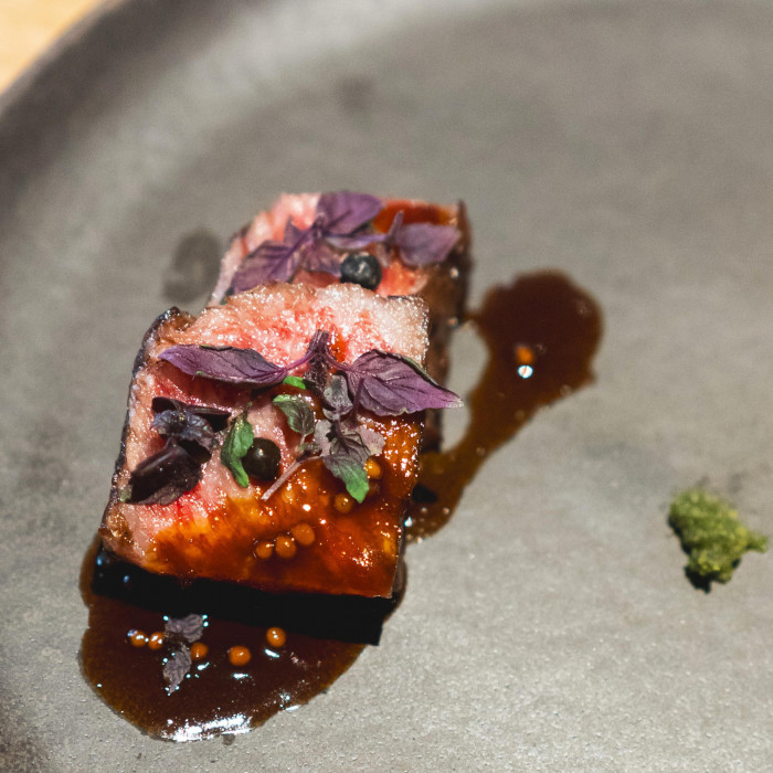 味だけでなく演出も楽しめる一皿。北海道産の赤牛を使用した肉料理