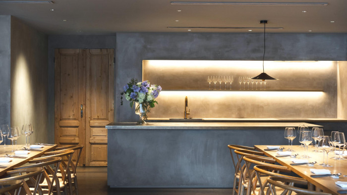 お二人の家がコンセプトのリビングルーム。家にゲストを招くかのように飾らない空気でパーティを