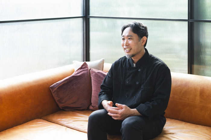 長年イタリア料理に向き合い培ってきた豊富な経験を持つ料理長 佐藤。