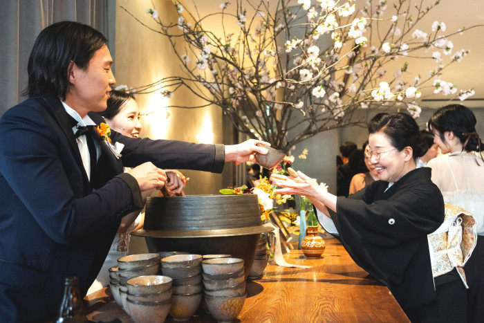 コース料理の最後には、新郎新婦がゲスト全員に釜飯を振る舞います