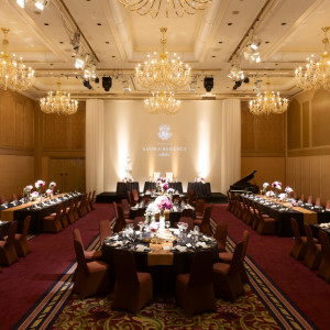 【大人上質会場】高さ6.5mの大空間でシャンデリアが燦然ときらめくメインバンケット◆重厚感のある落ち着いた大人上質Wにオススメ|ホテル アゴーラ リージェンシー 大阪堺の写真(55055807)