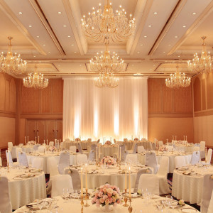 ホテルウェディングらしいクラシカルで華やかな会場も|ホテル アゴーラ リージェンシー 大阪堺の写真(55056136)
