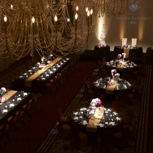 音響照明や演出にこだわれるバンケット。シャンデリア煌めく空間で豪華な披露宴を|ホテル アゴーラ リージェンシー 大阪堺の写真(55056137)