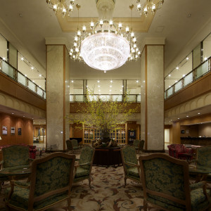 シャンデリアが煌めくロビーでの撮影も人気♪上質感漂う空間で特別な一日を|ホテル アゴーラ リージェンシー 大阪堺の写真(55055897)