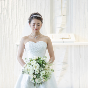 自然光が降り注ぐシンプルな白亜チャペルで感謝と誓いを|ホテル アゴーラ リージェンシー 大阪堺の写真(55055605)