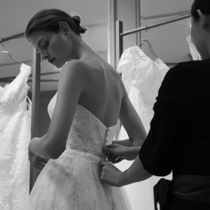 専属のスタイリストと選ぶウェディングドレス|ホテル アゴーラ リージェンシー 大阪堺の写真(21891665)