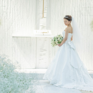 白基調の独立型チャペルで心温まる挙式を|ホテル アゴーラ リージェンシー 大阪堺の写真(55055434)