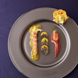 新鮮な地元の食材などを用いた料理は、地元で長く親しまれてきたホテルだからこその味わい