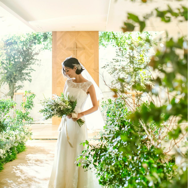 【心地よさを追求した空間】落ち着いた色味とナチュラルな装飾が施された空間はシンプルで上品な雰囲気
