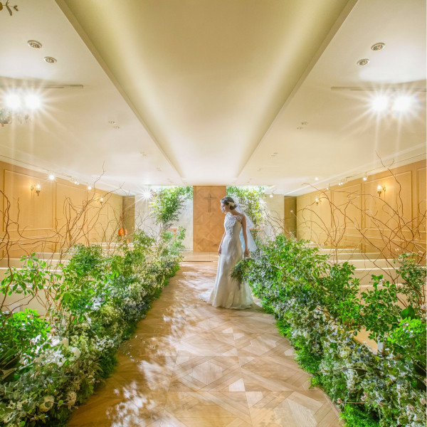 【水・光・緑が煌めくTENKEIチャペル】自然光や水音が美しいナチュラルなセレモニー空間