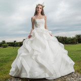 【オリジナルブランドドレス)】DESTINA(ディスティーナ)は広大なガーデンでも新婦を輝かせる1着