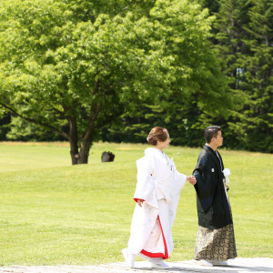 緑と大空の中で和装の撮影は如何ですか？
結婚式ならではの和装、この日しか撮れない一枚をイルムの丘で残しませんか？|イルムの丘 セント・マーガレット教会の写真(24562702)