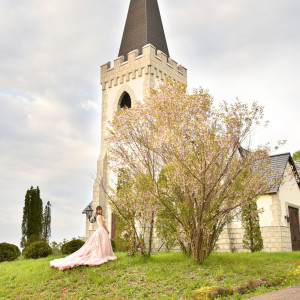 敷地内にある桜で春らしいお写真。|イルムの丘 セント・マーガレット教会の写真(22400532)