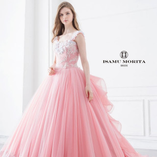 【カラードレス】プリンセスライン。ピンクが華やかに、愛らしく神秘の魅力を引き出してくれます。
