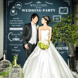 会場内や入口にセッティングして、ゲストと一緒に写真が残せるフォトブースも人気(日比谷花壇のオプションです)