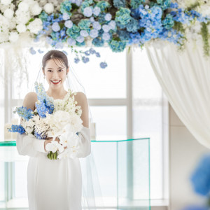 花嫁の美しさを引き立てるブルーと白を基調にした煌き感のあるインテリア|フェニックス・シーガイア・オーシャン・タワーの写真(50999005)