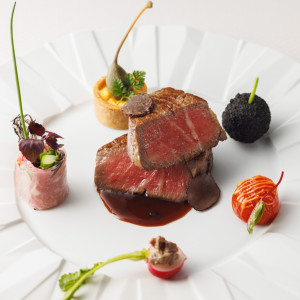 42階バンケット専用メニュー（肉料理）：宮崎牛フィレ肉のソテー トリュフ香るペルグルディーヌ 小さなガルニチュール|フェニックス・シーガイア・オーシャン・タワーの写真(42295506)
