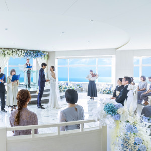 おふたりの入場や退場のシーンを生演奏で演出するのも、挙式の魅力のひとつ。オルガンやバイオリン、聖歌隊の美声が融合し、さらなる神聖な雰囲気を創り出します。|フェニックス・シーガイア・オーシャン・タワーの写真(40185876)