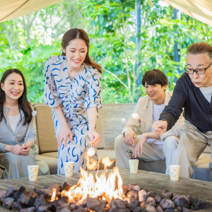 ホテルに隣接しているTHE LIVING GARDEN 焚火のリビングではマシュマロ焼きも楽しめる。結婚式前日宿泊で家族水入らずの時間を過ごして|フェニックス・シーガイア・オーシャン・タワーの写真(50995845)