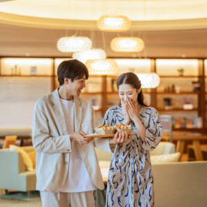 ハンドドリップコーヒーやホテルメイドのパン・スイーツが楽しめる【風待ちテラス】結婚式前後、ゲストの方にもお楽しみいただけます。|フェニックス・シーガイア・オーシャン・タワーの写真(50996987)