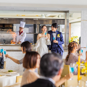 美しい景色とともにお料理を堪能していただくためにご用意したオープンキッチンからは、お料理の香りやキッチンの活気ある音が届き、披露宴を一段と盛り上げるスパイスに。|フェニックス・シーガイア・オーシャン・タワーの写真(42295232)