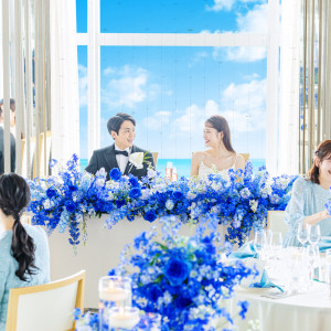 卓上を華やかに魅せるキャンドルホルダーや花器にもこだわって。日比谷花壇のフラワーデザイナーが、おふたりにぴったりのコーディネートをご提案♪|フェニックス・シーガイア・オーシャン・タワーの写真(50997117)