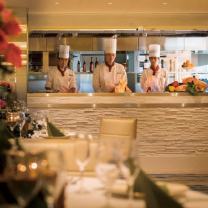 出来立てのお料理をご用意する、42階スカイバンケット「ラ・ティエラ」のオープンキッチン|シェラトン・グランデ・オーシャンリゾートの写真(3914765)
