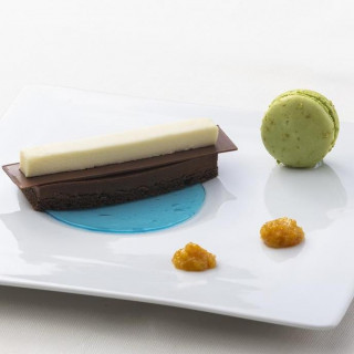 「満潮の塩」を使ったショコラムースとホワイトチョコレートのムースを使った一皿