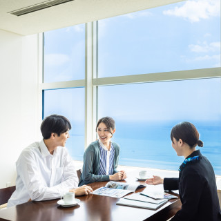 海を見渡す絶好のロケーションで結婚式準備のお打ち合わせもリラックス。