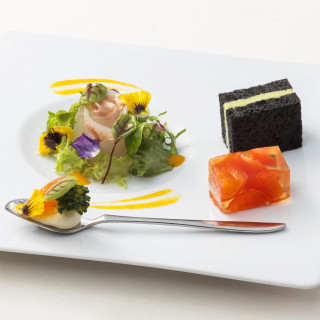 バリエーション豊かな食材のアンサンブル。一皿で多彩な触感と味わいをお楽しみいただけます。