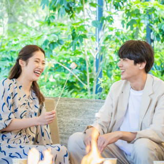ご結婚式前後はホテル内で快適にお過ごしいただけます。「焚火のリビング」で焼きマシュマロ体験