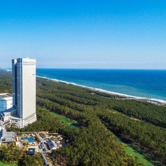 地上154m、全室東向きのオーシャンビュー。海から昇る朝日、海と空と松林の碧が織りなす絶景