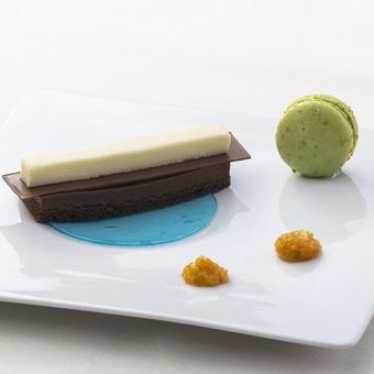 「満潮の塩」を使ったショコラムースとホワイトチョコレートのムースを使った一皿