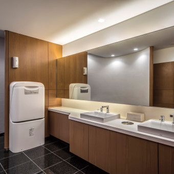 女性トイレだけでなく男性トイレにもオムツ交換台を設置 （※ホテル42階、43階）