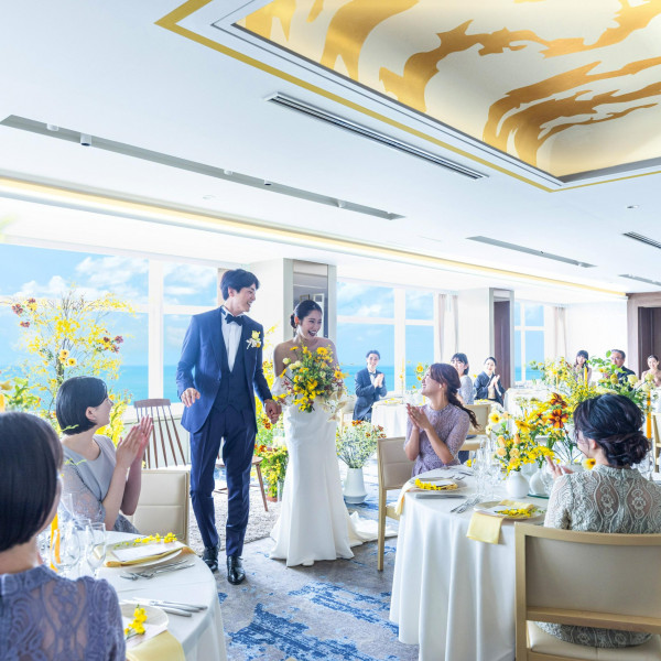 太平洋や松林が描く碧のワイドビューが魅力の絶景会場「ラ・ティエラ」。120名様まで収容可能。