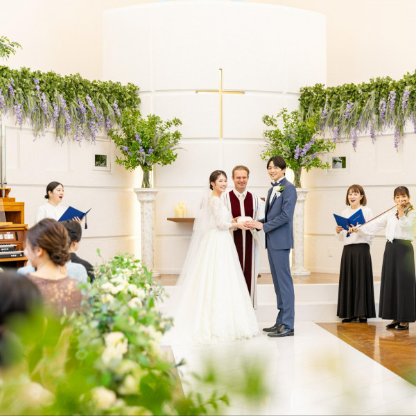 天窓から差し込む温かな光に包まれて和やかな挙式