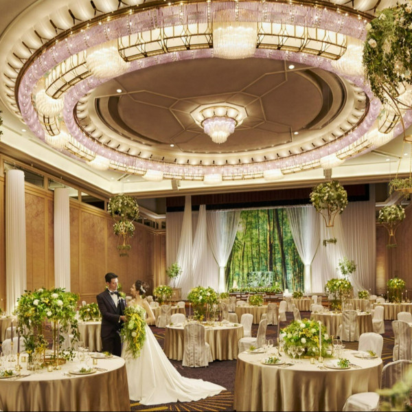 世界最大級ともいわれる直径17mの壮麗なシャンデリアが特徴の披露宴会場「天瑞」