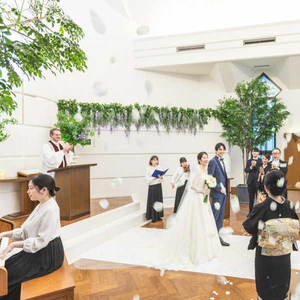 木のぬくもりとステンドグラスからのやわらかい光に包まれて愛を誓う