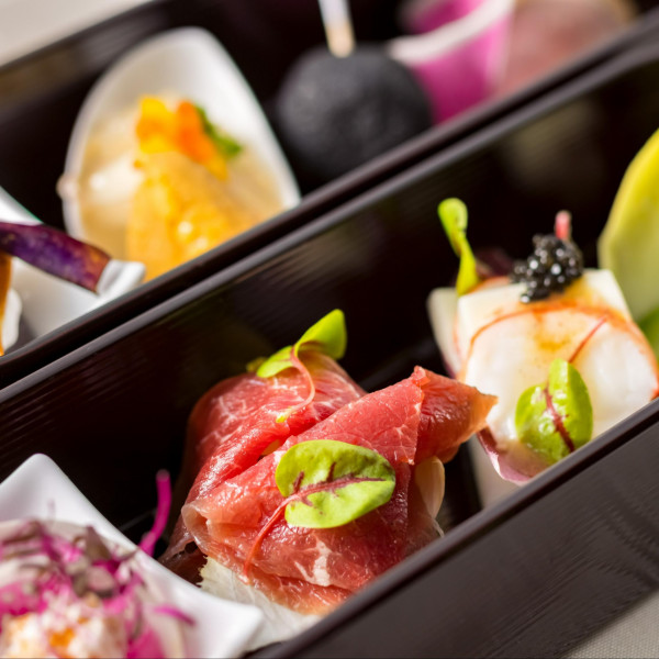 当館が自信を持ってお薦めするハレの日にふさわしいお料理。和洋折衷のお料理を一品ずつお選びいただけます