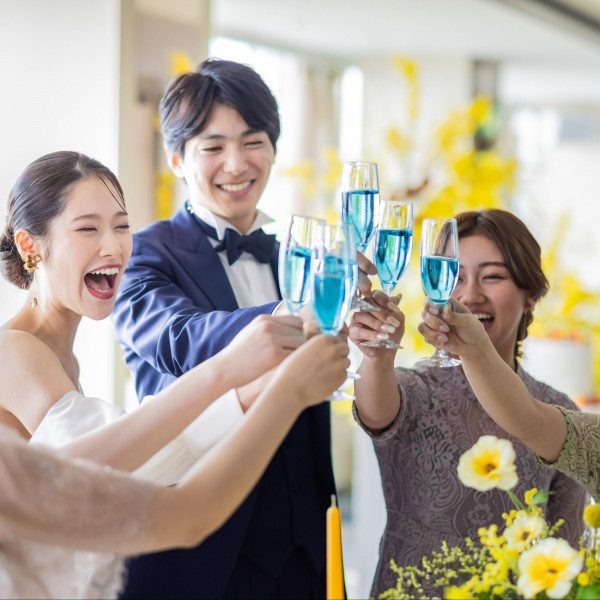 スパークリングを7色のお好みのシロップでほんのり色付けする「レインボーフレーバー」も人気！