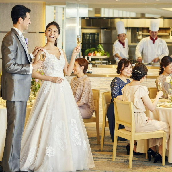 オープンキッチンからはお料理の香りやキッチンの活気ある音が届き、披露宴を一段と盛り上げるスパイスに♪