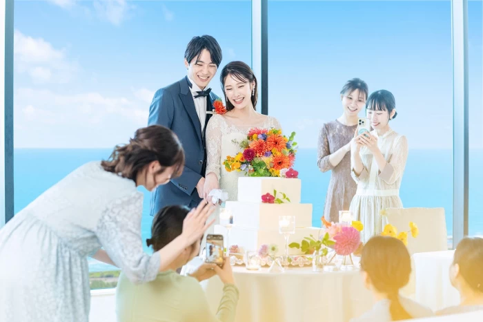 海を望む小さなバンケット「クリスタル」。ホテルウエディングならではのサービスでおもてなし