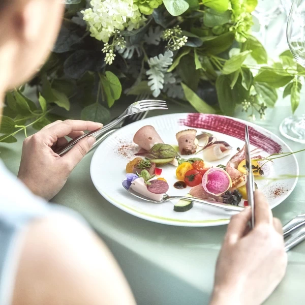 日本人の味覚に合わせて創られた和風フレンチ。見た目にも美味しいお料理でゲストをおもてなし