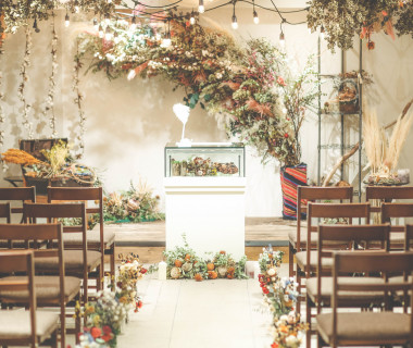 t.T.banquetをchapel仕様にアレンジして挙式が可能!
披露宴同様自然に囲まれた肩肘貼らないカジュアルな人前式が可能です!