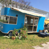 太陽の光を受けてブルーの色が鮮やかなウエディングワゴン!フォトスポットにもぴったり